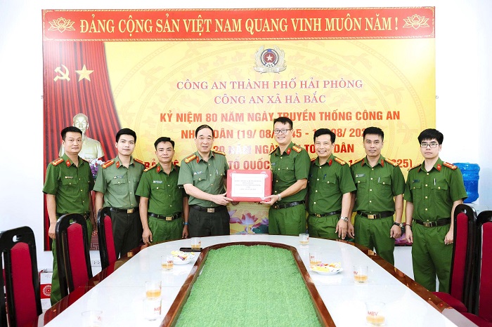 Đại tá Bùi Mạnh Hùng, Phó Giám đốc CATP thăm và làm việc với Công an xã Hà Bắc